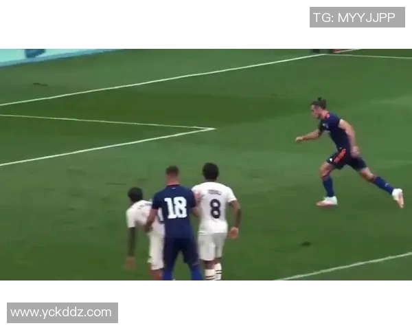 足球明星雕像被恶搞成搞笑形象引发网友热议与创意无限的讨论